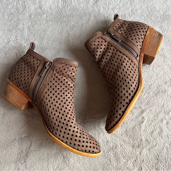 Lucky Brand Basel Bootie Perforated Leather Zipper Stacked Heel Western Sz 6.5 - Picture 1 of 17